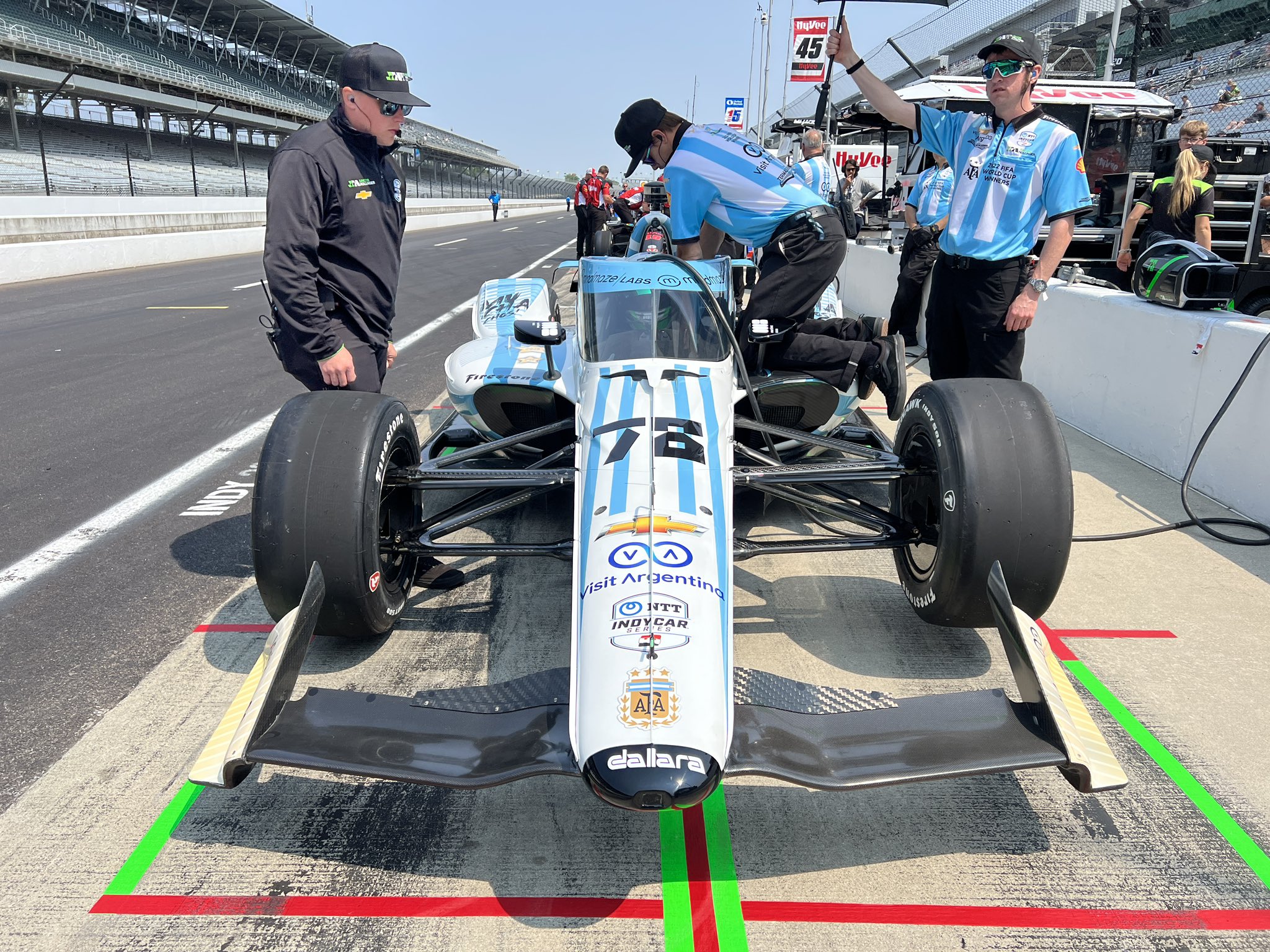 Las fotos del auto de Canapino en los boxes de Indianápolis: canapino 2.jpeg